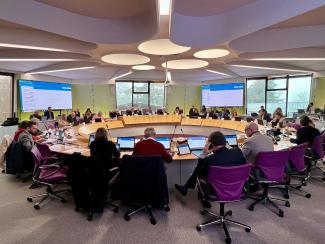 l'assemblée départementale l'assemblée départementale assis autour de la table ronde