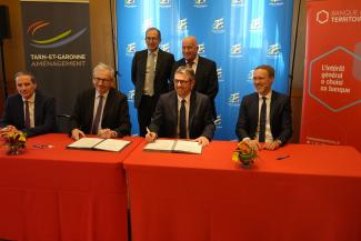 signature edurenov les elus posent pour signer un docuement
