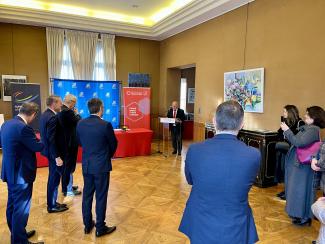 signature edurenov le president weill fait un discours