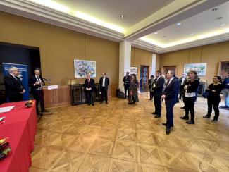 signature edurenov les élus font un discours dans une grande salle