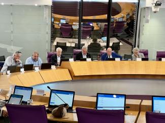 commission permanente des élus autour d'un table dans la salle de l'Assemblée