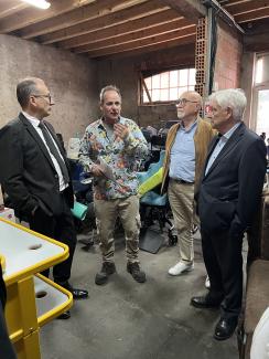 inauguration occitanien les élus discutent dans le garage