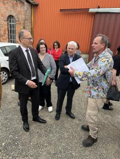inauguration occitanien les élus discutent devant le camion de l'association