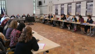 des personnes assisent autour de la table de réunion