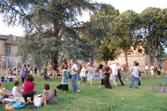 des personnes qui dansent dans un parc