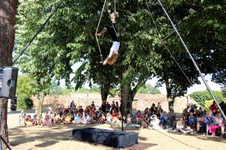 artiste faisant un spectacle