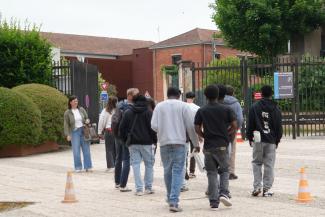 jeunes majeurs des jeunes qui marchent