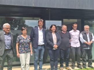 convention de Revitalisation des centres-bourgs dans le Quercy Vert Aveyron  les élus posent debout pour la photo