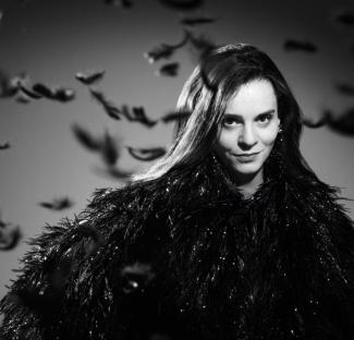 Noëmi Waysfeld CHANTE BARBARA Femme brune sur une photo en noir et blanc