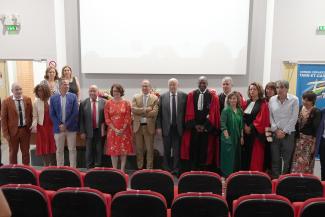 30 ans de la formation Droit à Montauban les élus posent dans un amphi
