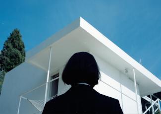 E.1027-Eileen Gray Et la maison en bord de mer Eleen Gray regarde sa maison