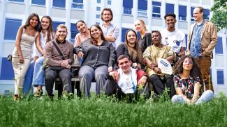 Le monde est à eux Une classe de terminale pose dans l'herbe