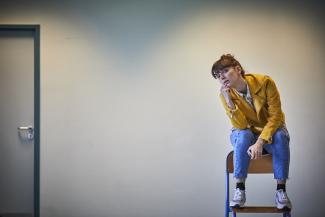 Le processus Une femme se tient assise sur une chaise