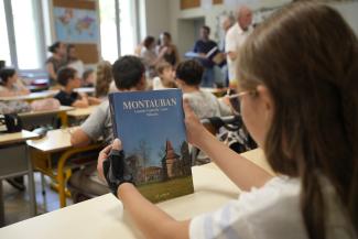 Mémoire occitane : le Département offre un ouvrage à chaque élève de CM2 bilingue