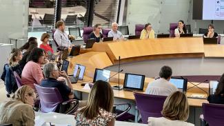 Schéma départemental de l’Autonomie des agents autour d'une table en réunion