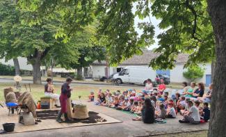 étonnant été des enfants assistant à un spectacle