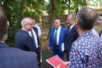 les élus dans la cour d'un collège