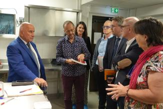 les élus dans la cuisine d'un collège