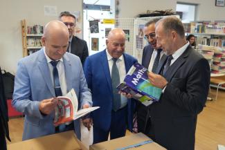 les élus dans la bibliothèque d'un collège