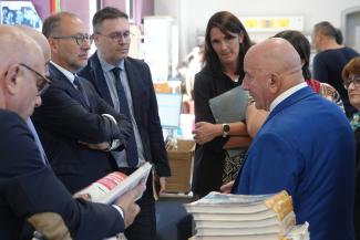 les élus dans la bibliothèque d'un collège