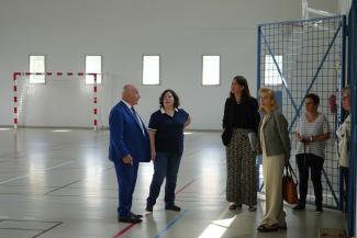 les élus dans le gymnase d'un collège