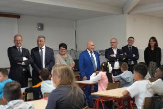 rentrée des classes 2025 les élus dans une classe de collège