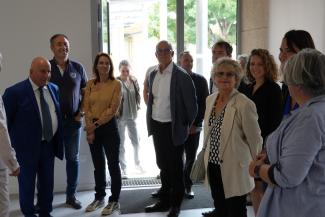 les élus dans une salle d'un collège