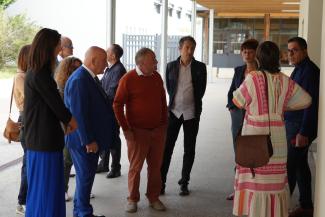 les élus dans la cour d'un collège