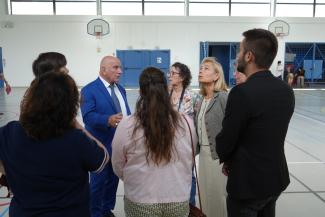 les élus dans le gymnase d'un collège