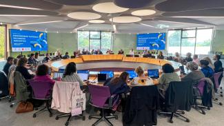 SLESRI beaucoup de gens en réunion dans la salle de l'Assemblée