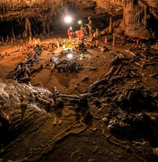 Séance de travail dans la salle de la structure de la grotte de Bruniquel (2025) - Photo L.H. Fage