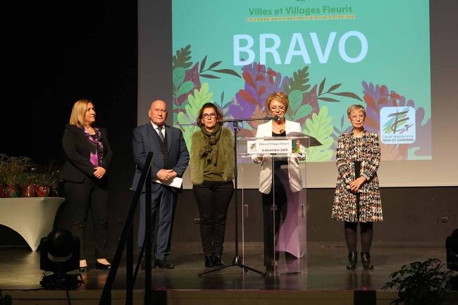 Jeudi 4 décembre, Madame Bedos, maire de Montbeton, a ouvert la cérémonie de remise des prix à l’espace Jean Bourdette, aux côtés du Président du Conseil départemental Michel Weill et de Madame Le Corre, Vice-Présidente, Présidente du Jury.